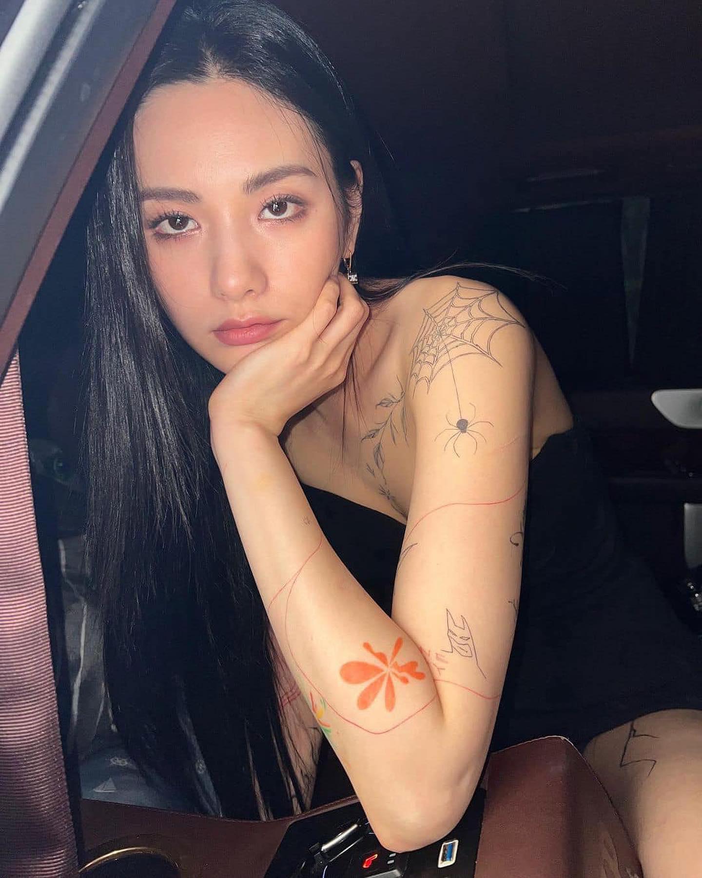 요즘 걸크러쉬 매력 터져@나나🖤 이미지