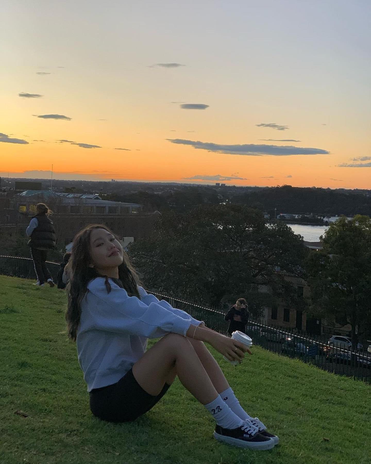 편하게 맨투맨에 바이커쇼츠🤍🖤 이미지