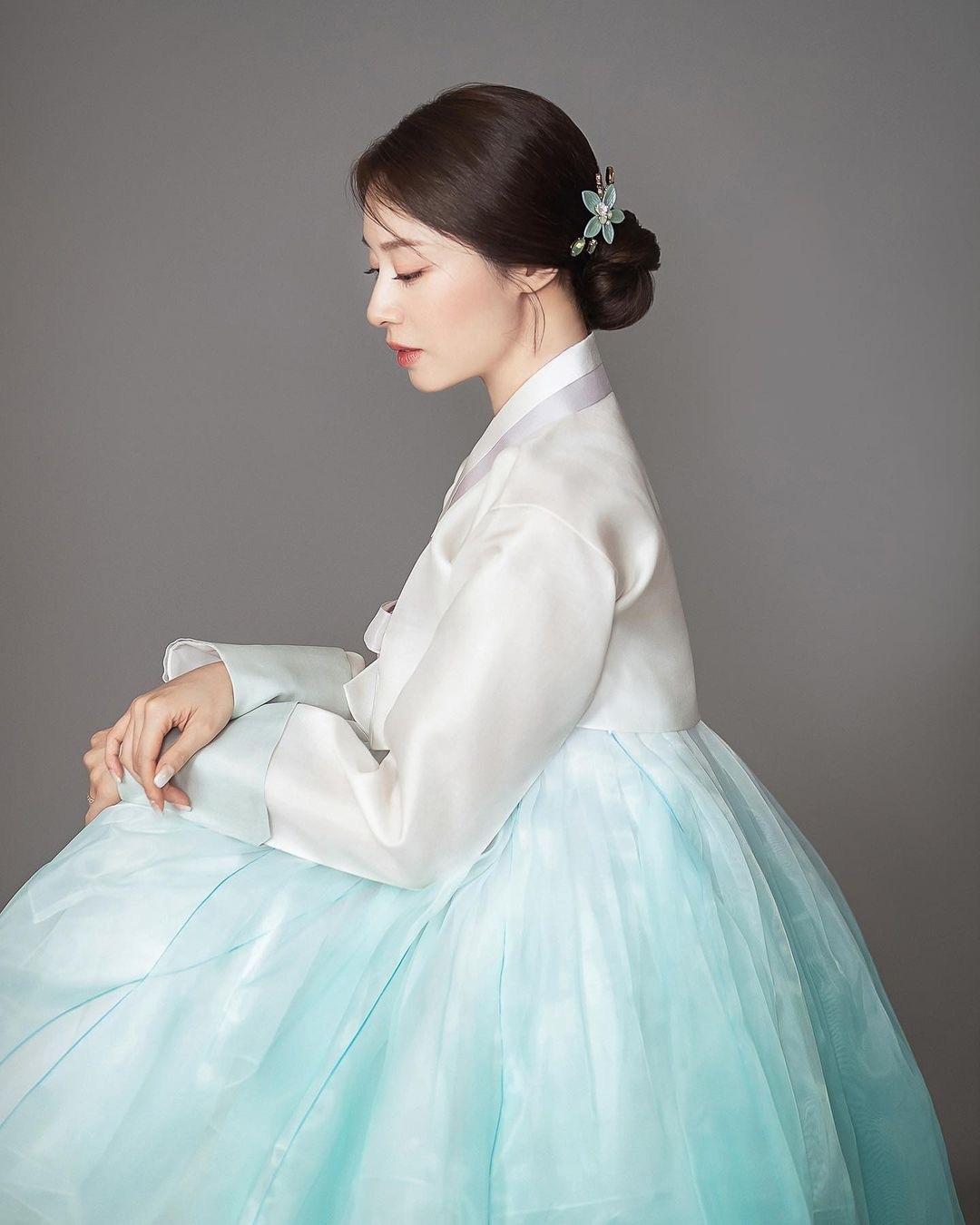 미녀와 내야수 결혼👸🏻지연 웨딩룩 이미지3