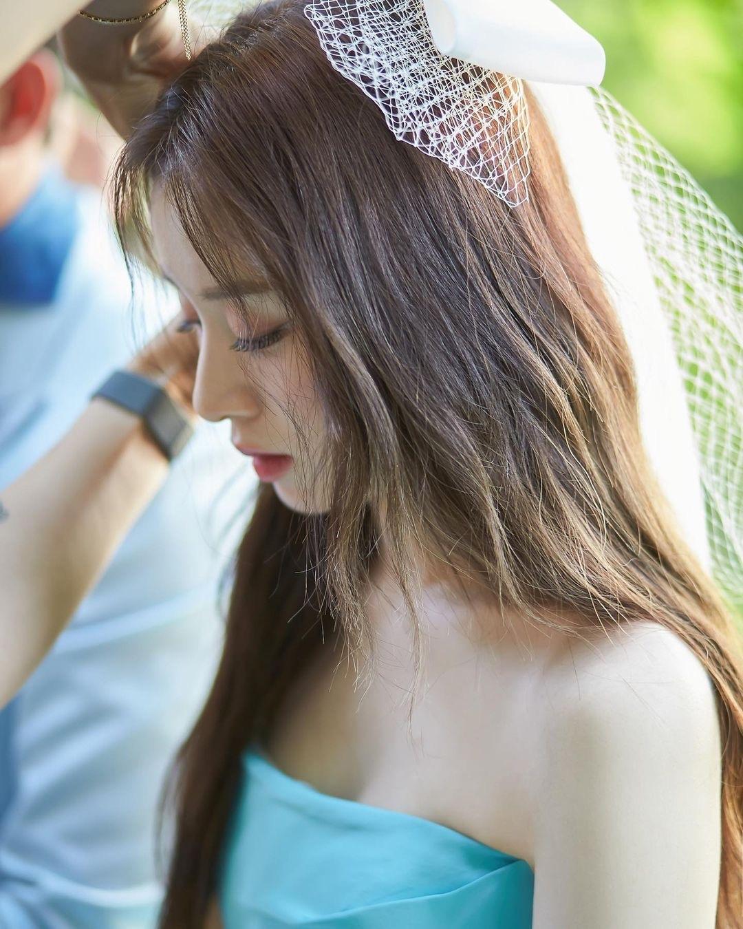미녀와 내야수 결혼👸🏻지연 웨딩룩 이미지5