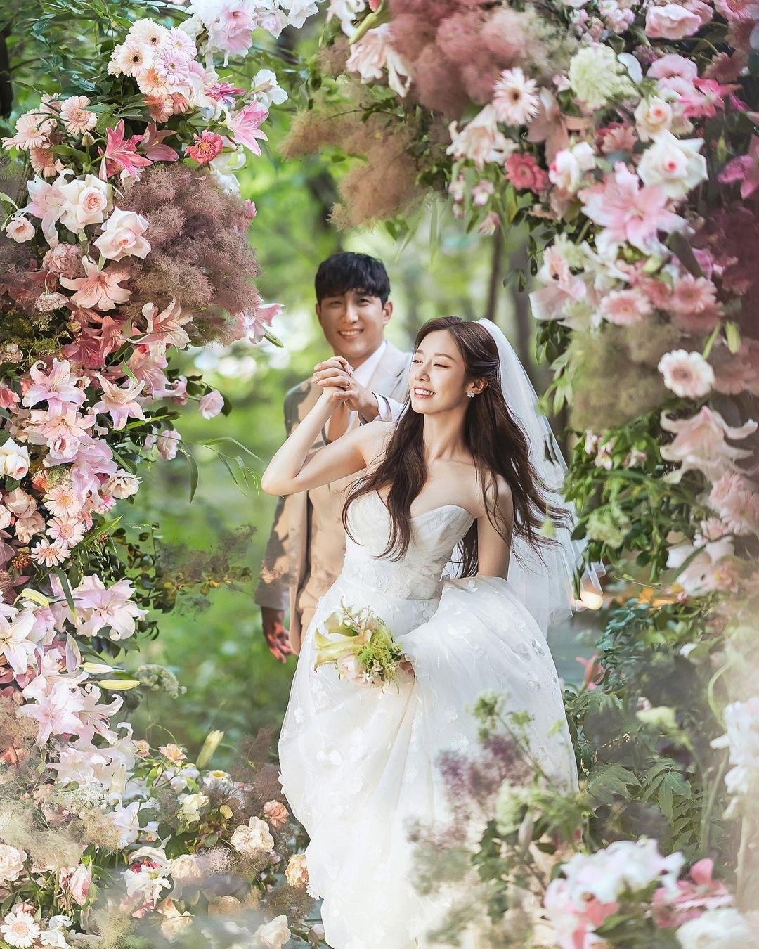 미녀와 내야수 결혼👸🏻지연 웨딩룩 이미지8
