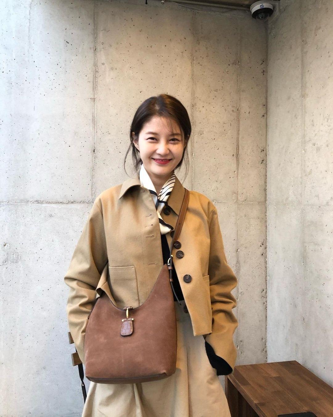 매력적 눈웃음🤎🤍임현주 일상룩 이미지