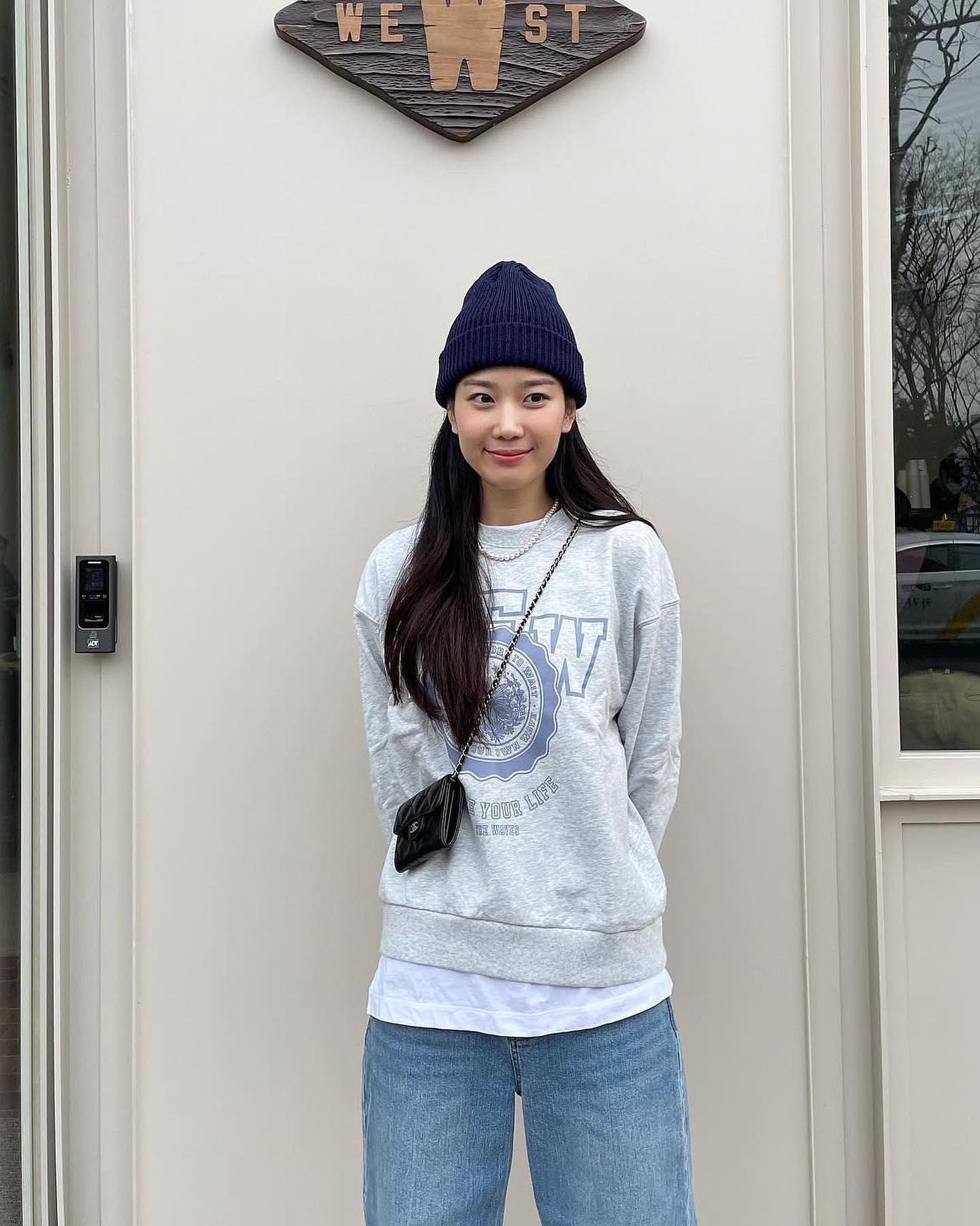 맨투맨에 티셔츠 레이어드하기💙 이미지