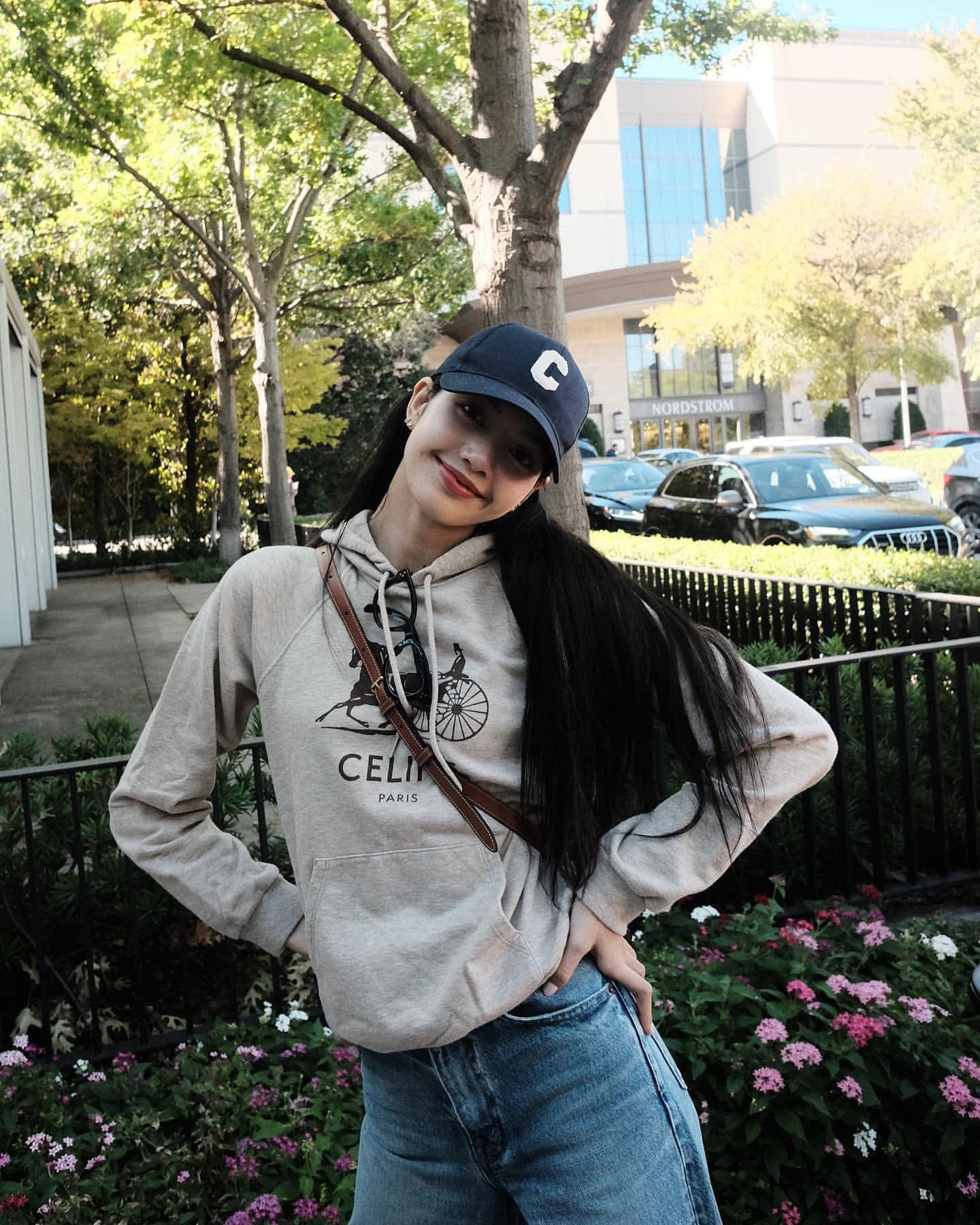 블핑 리사의 @후드 코디🐻🖤 이미지