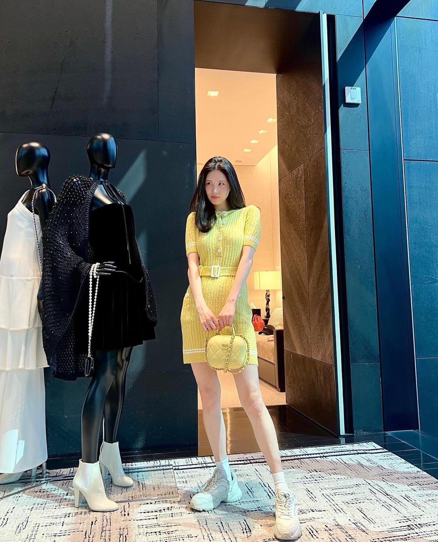 여신 서현언니👸🏻💛샤넬백 코디 이미지