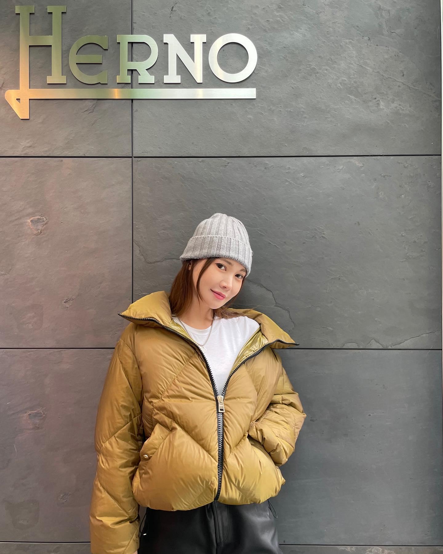 앨리스펑크 언니처럼💛☃️에르노 겨울 패딩 예쁘게 코디하는 법💚🤍미리미리 @준비해 #광고 이미지