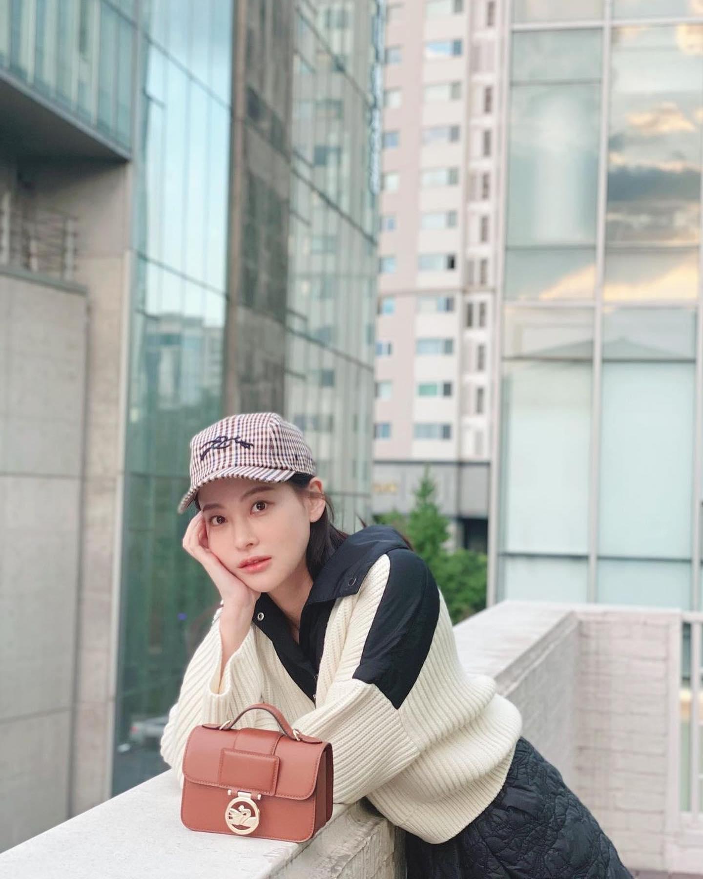 가을엔 미니 크로스백 센스🍂🍁
미미 오연서처럼 롱샴 박스트롯백으로 🤎👜 @어때? #광고 이미지