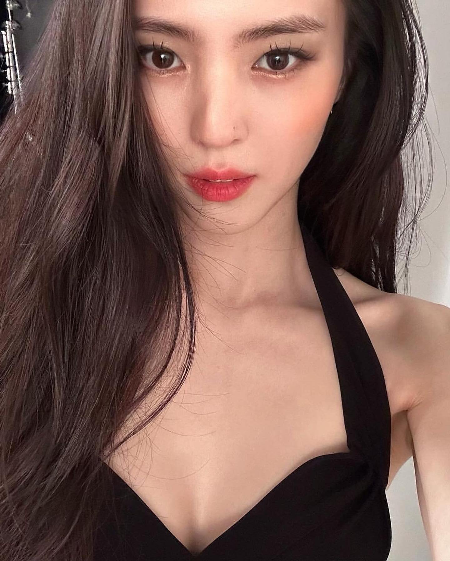 왜 이렇게 예뻐❤️🔥🖤@한소희 이미지