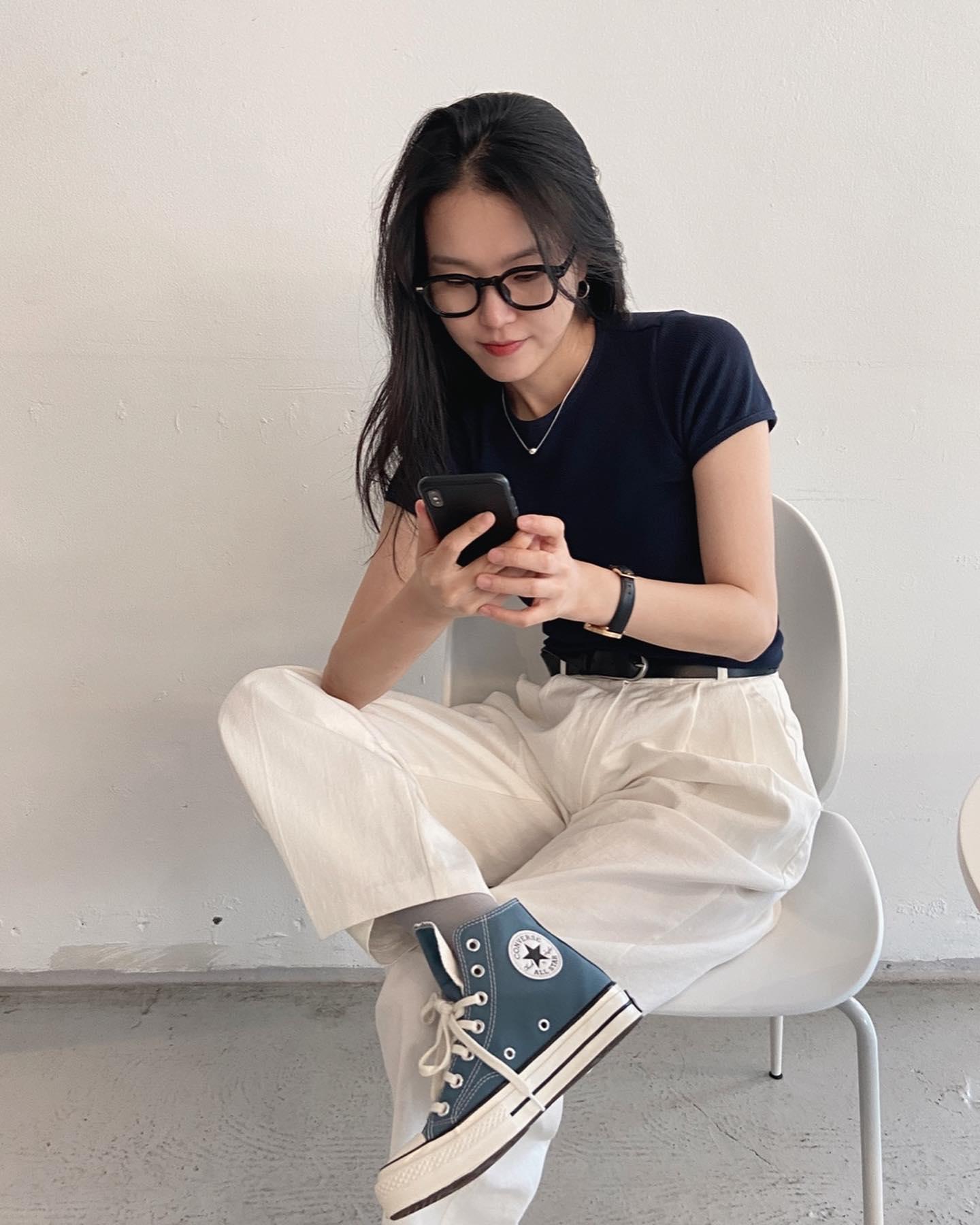데일리 슈즈🖤👟@컨버스 척 70
다양한 컬러 컨버스 스타일링💙🤎무신사에서 구경해 #광고 이미지