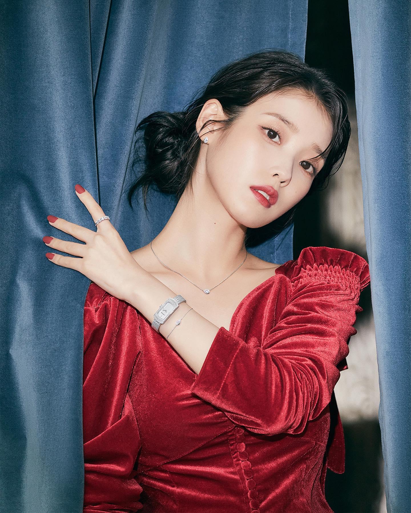 아이유 연말🖤💛여신 @주얼리룩
제이에스티나 홀리데이 컬렉션💍♥️빛나는 연말 해보자 #광고 이미지