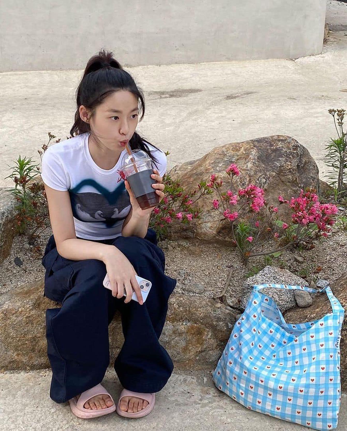 이렇게 예쁘기 있어?💙🤍@설현 이미지