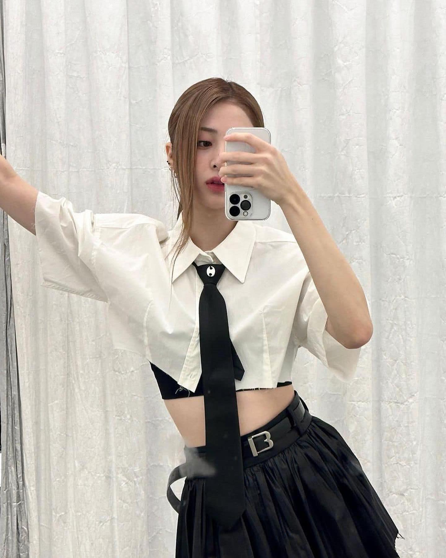 핫&쿨 매력@허윤진🖤🤍 이미지