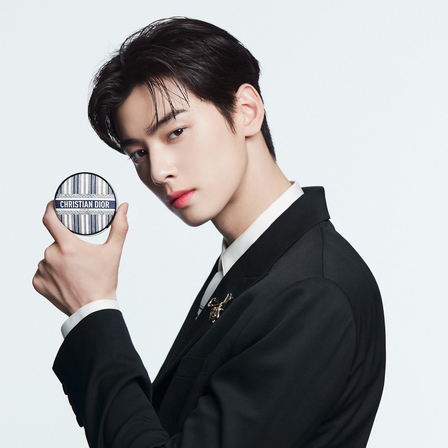 #광고 디올 뷰티의 새로운 얼굴✨
차은우의 시선을 사로잡는 시크하고 모던한 메이크업 룩🖤 이미지