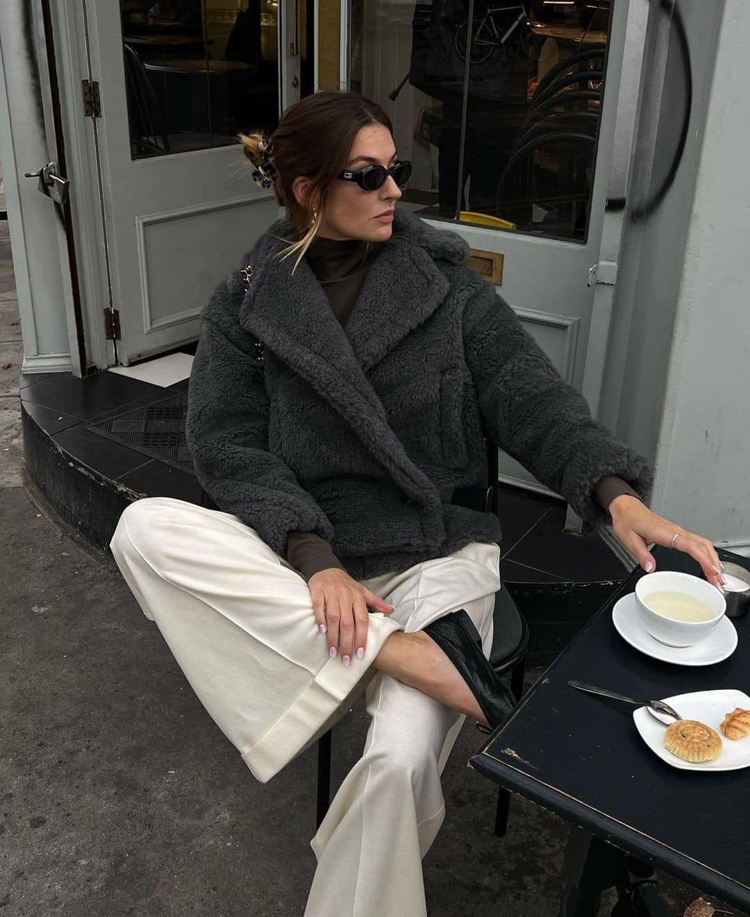 눈을 기다리며 화이트팬츠🤍 이미지