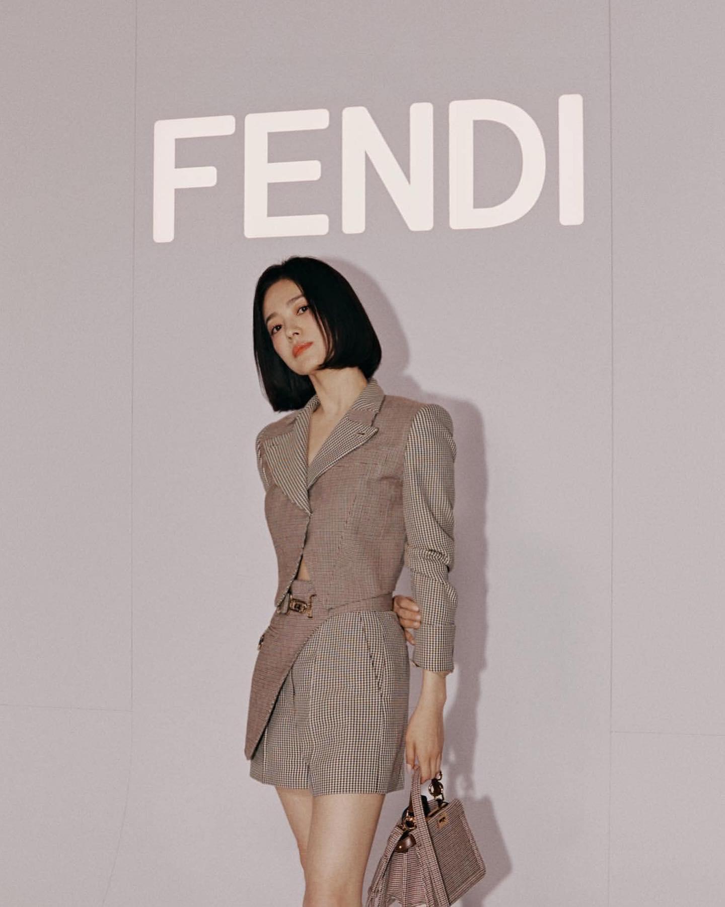 미모 여전한 혜교언니🤎🤍 이미지