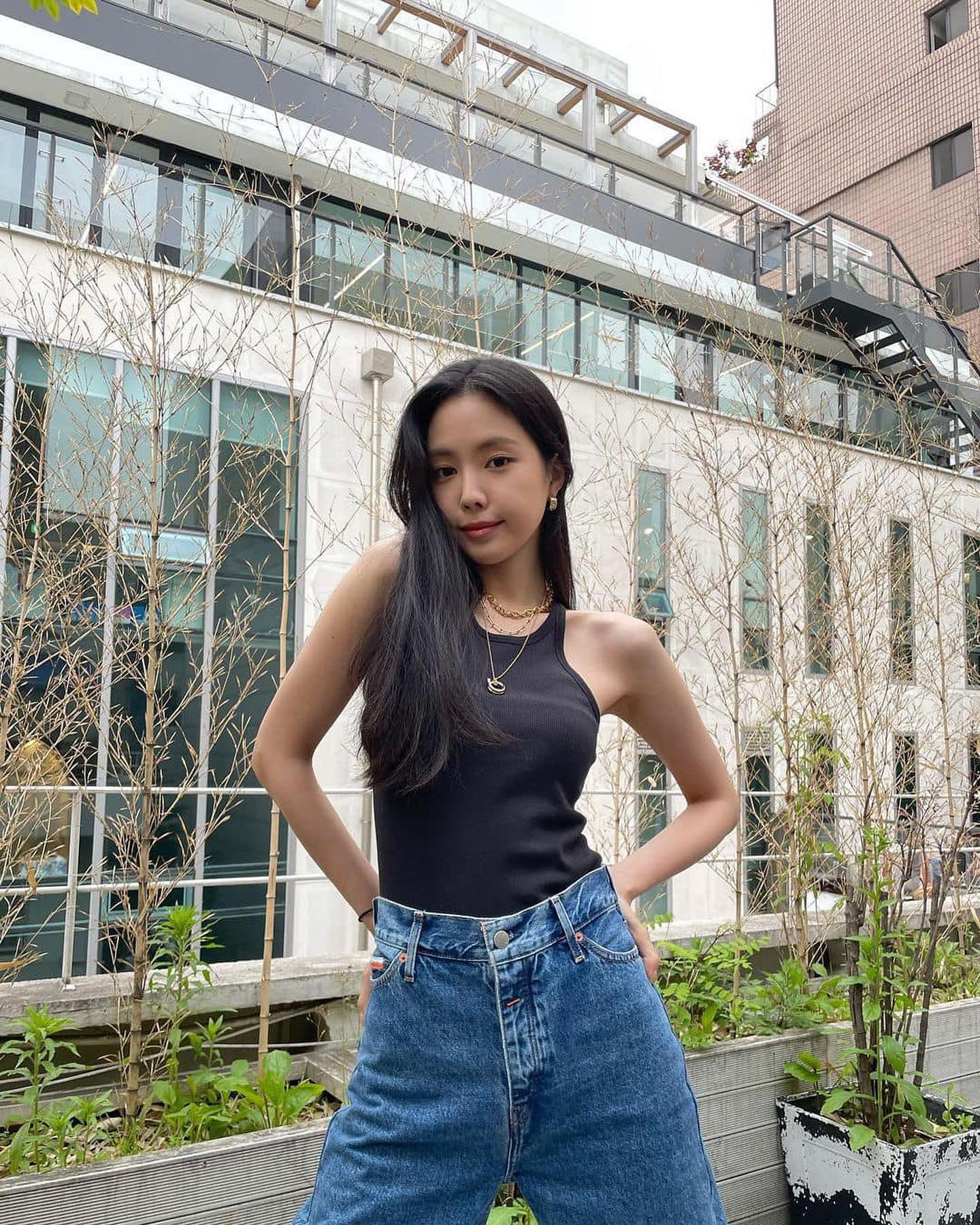 탱크탑에 데님@요렇게🖤👖 이미지