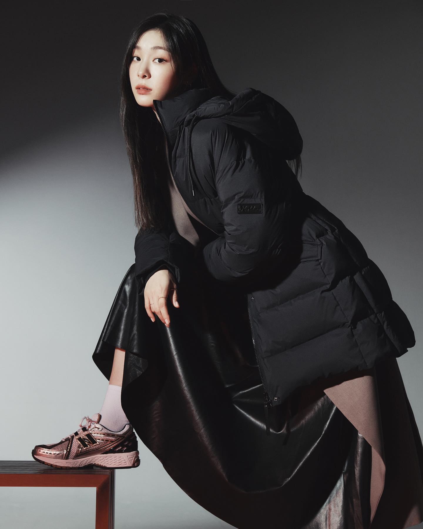퀸연아 고급진 @패딩무드🦢🖤 
K-블랙스완 x 뉴발🖤⛸️연아다운 블랙에디션 참고해 #광고 이미지