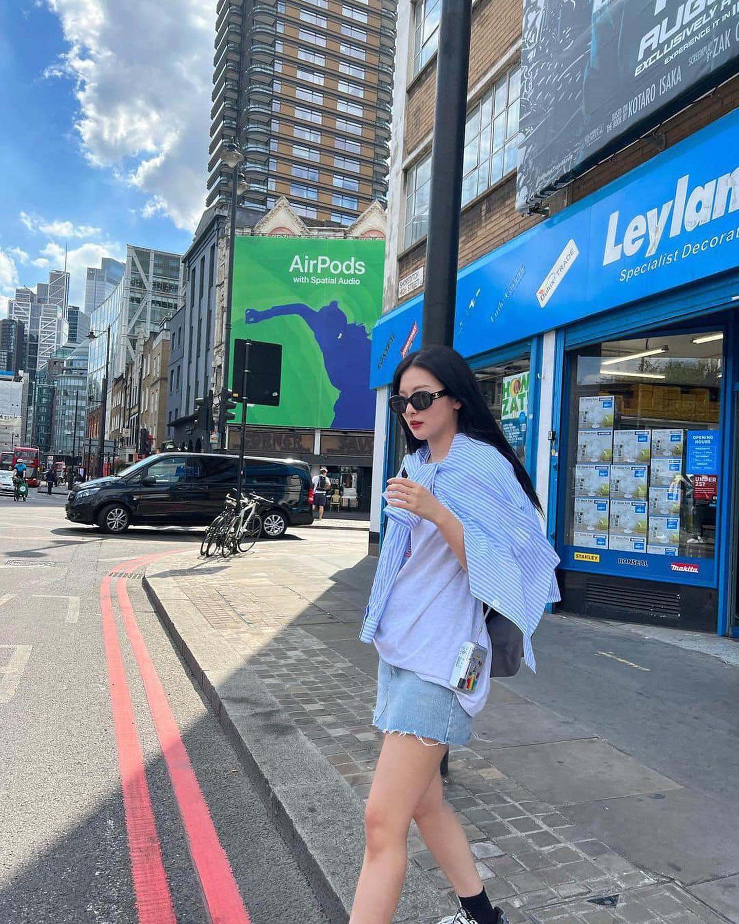 청바지로 깔끔하게 꾸며봐👖💙 이미지
