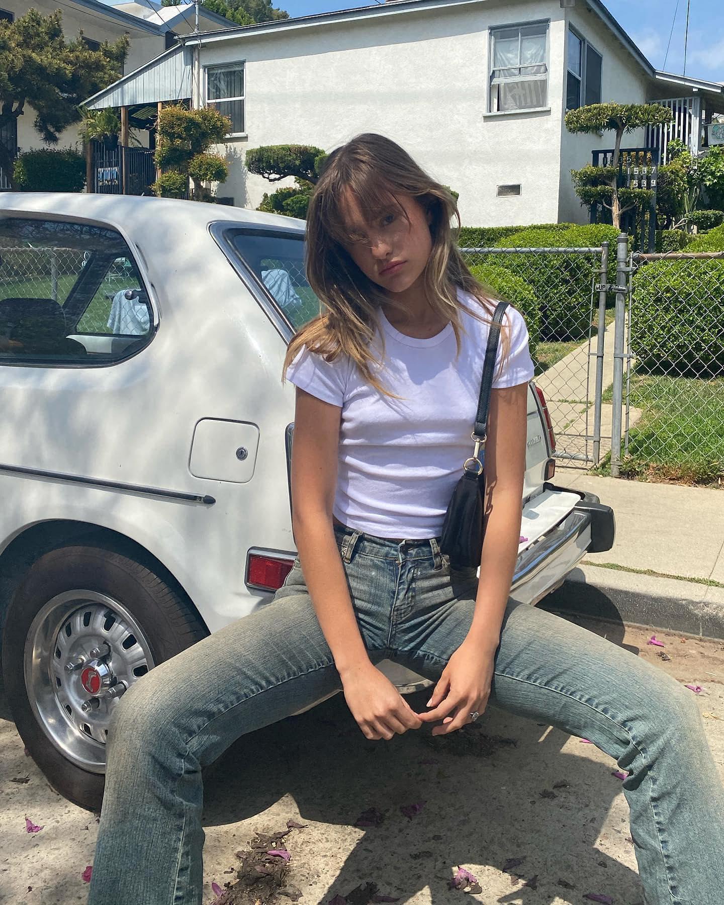 누구나 어울려🤍👖흰티에 청바지 이미지