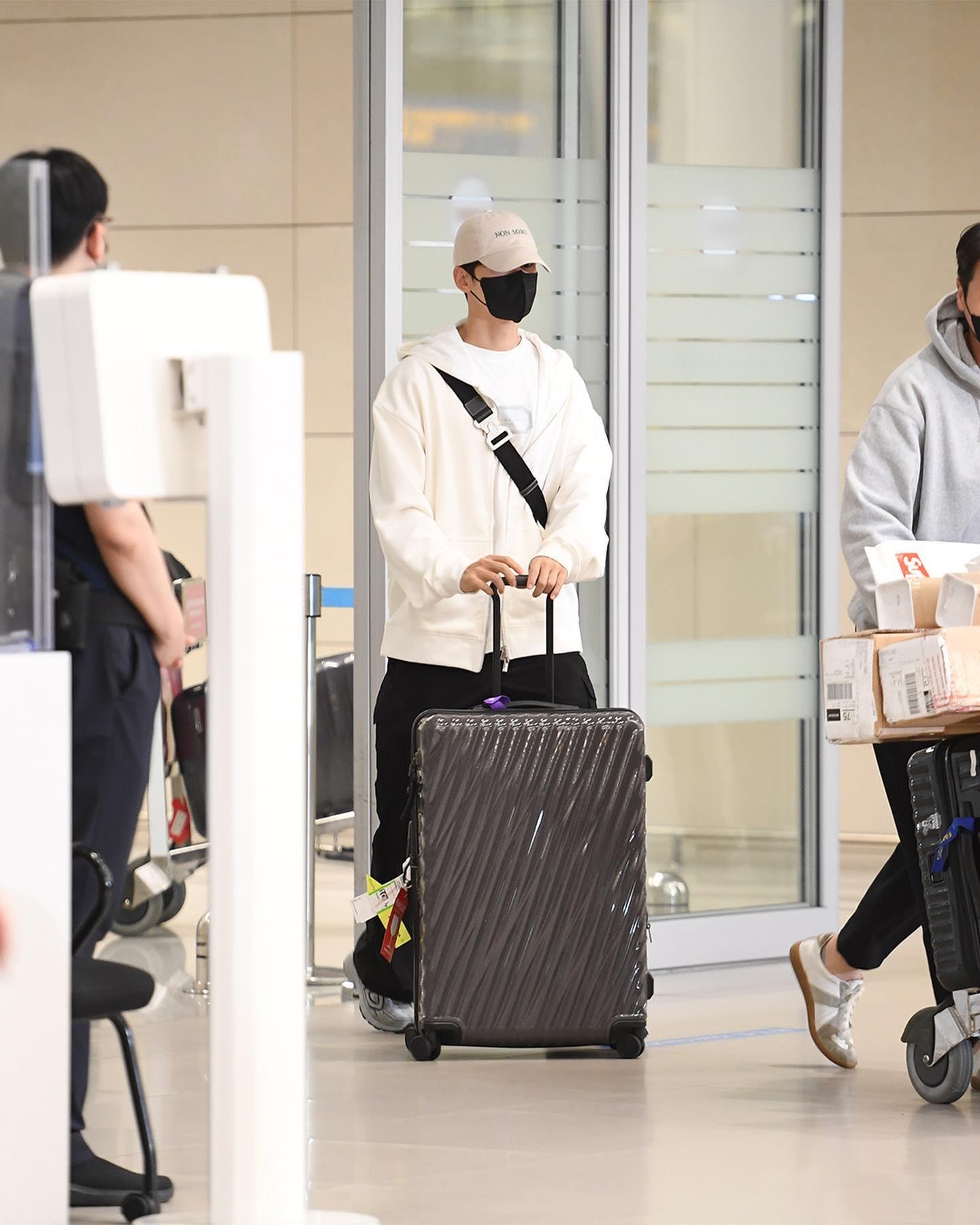 숨겨도 빛나는 남친룩🤍🖤차은우
얼굴천재 차은우와 커플 캐리어로 공항패션✈️🧳@오때 #광고 이미지1