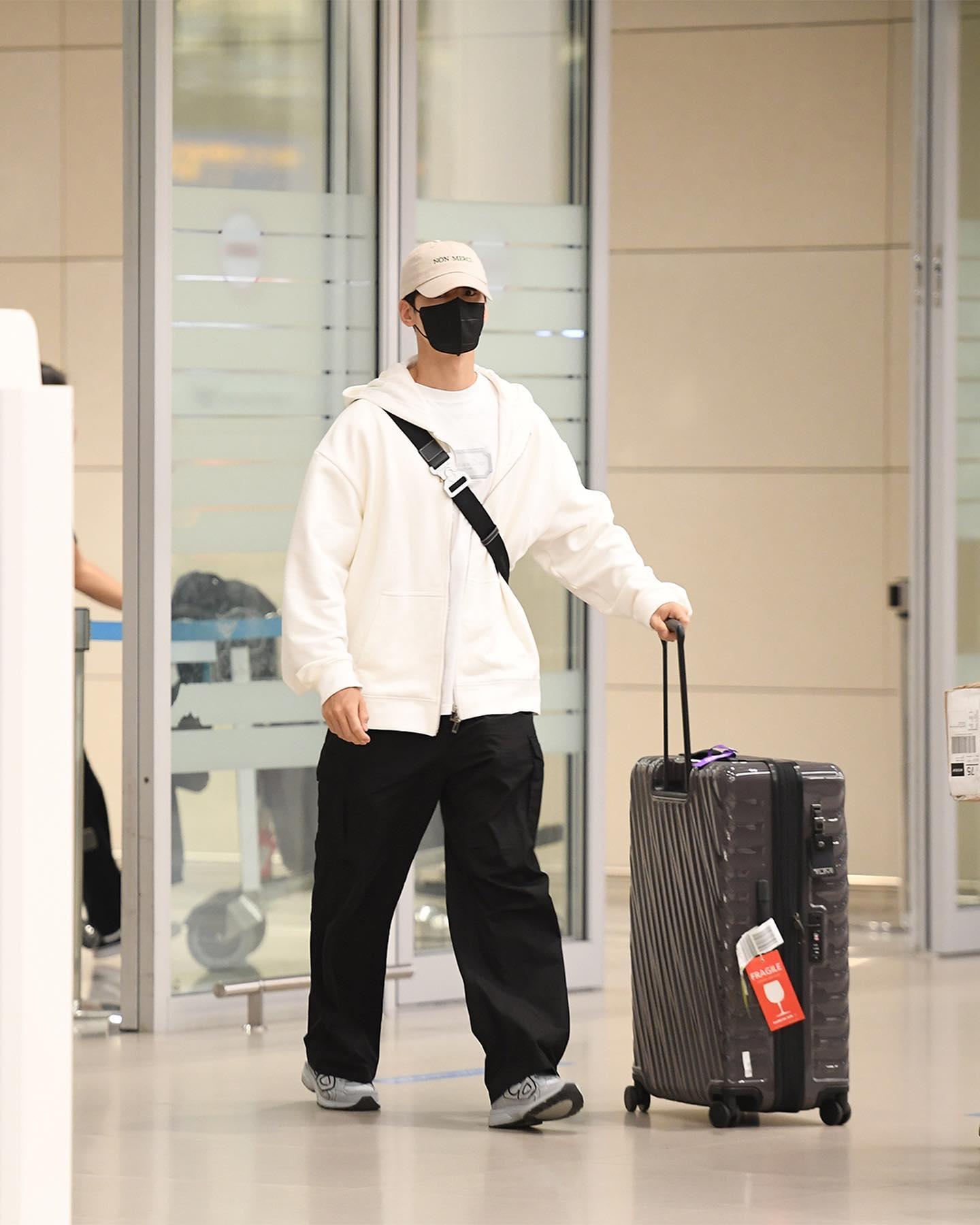 숨겨도 빛나는 남친룩🤍🖤차은우
얼굴천재 차은우와 커플 캐리어로 공항패션✈️🧳@오때 #광고 이미지2