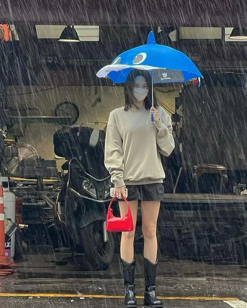 요즘 제일 필수품☔️ @우산챙겨 이미지1