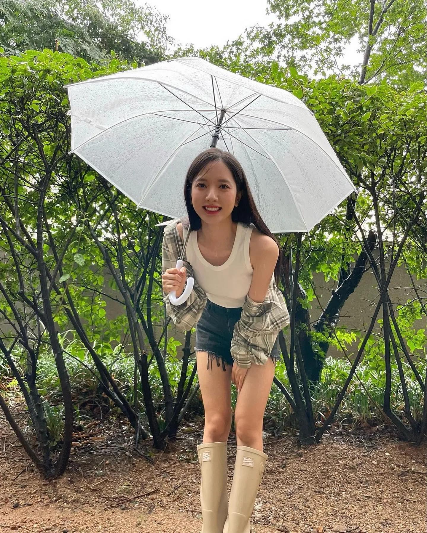 요즘 제일 필수품☔️ @우산챙겨 이미지"
