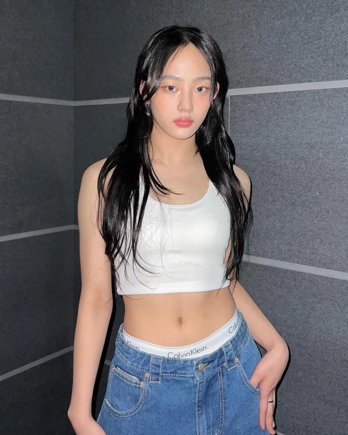 요즘 제일 핫한🐰👖🤍@뉴진스 이미지"