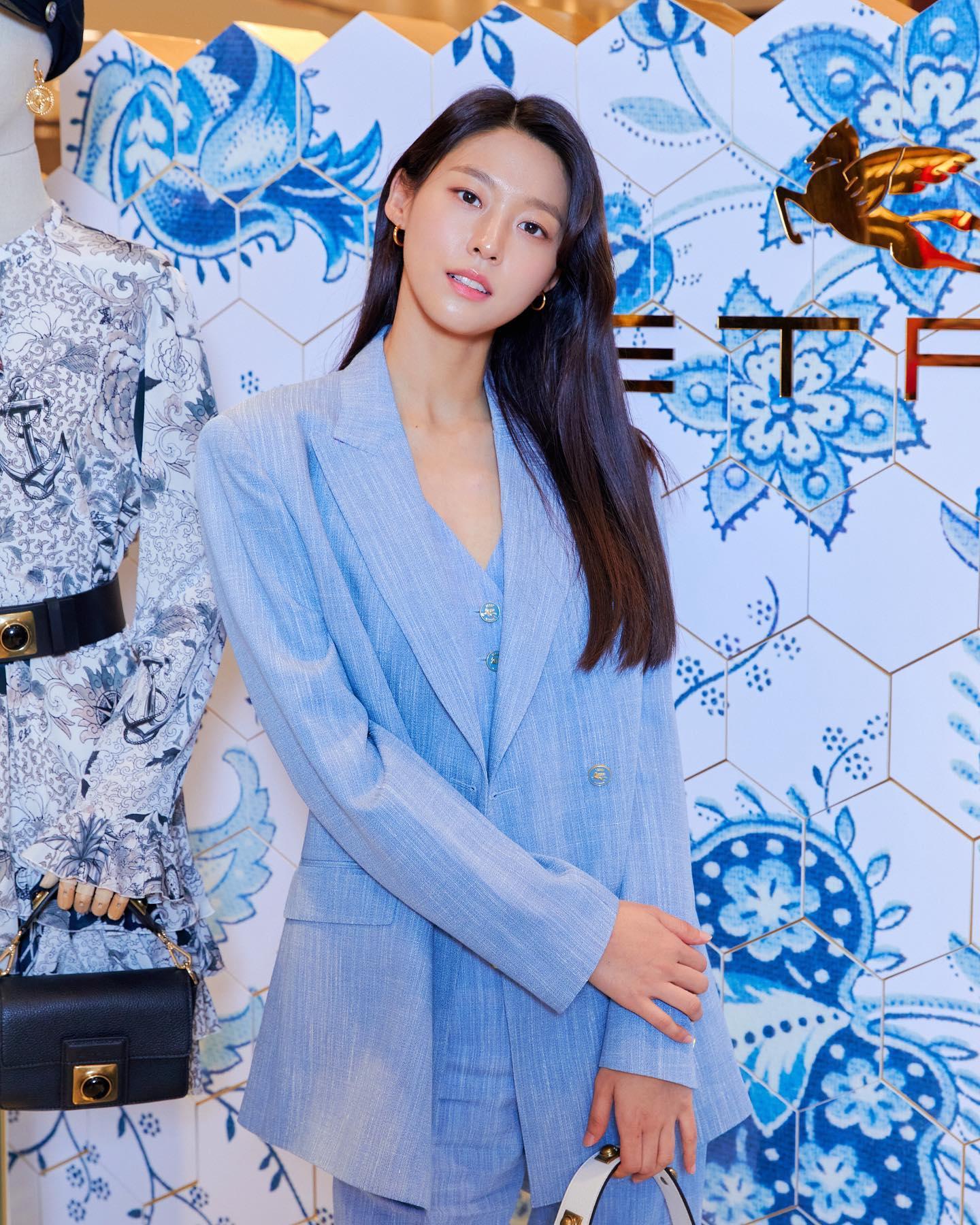 설현한 설현 분위기💛💙@고급져 색감 맛집스팟 에트로 셋업룩👗🌈 예쁘자나 #광고 이미지