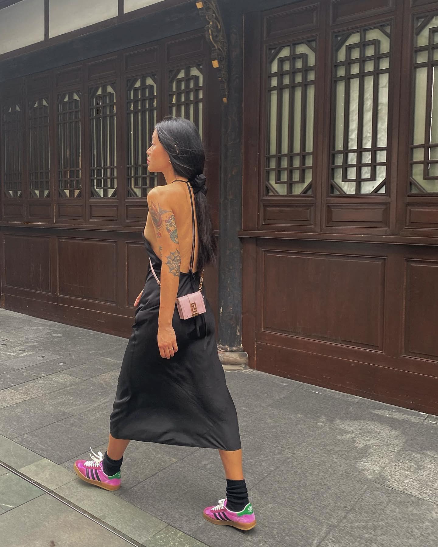 원피스 + 스니커즈 조합 =👗👟 이미지