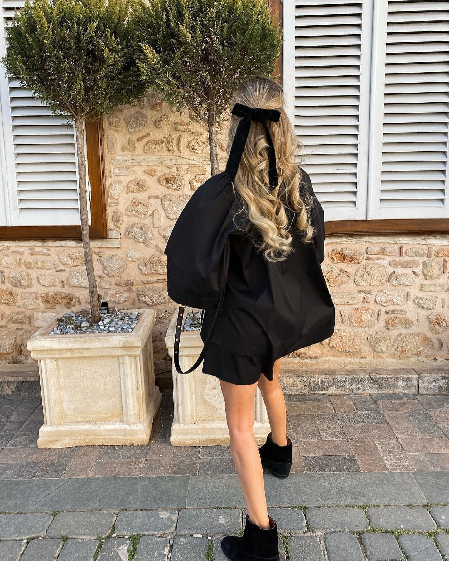 머리에 귀엽게 리본달기🎀🖤 이미지