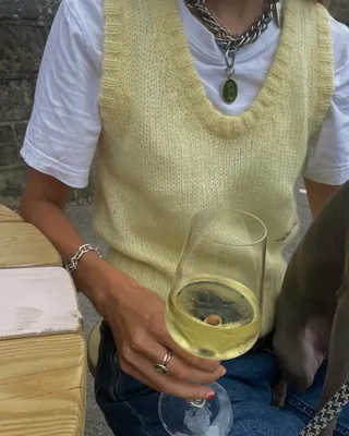 지금 니트조끼 입을 타이밍🧶💛 이미지