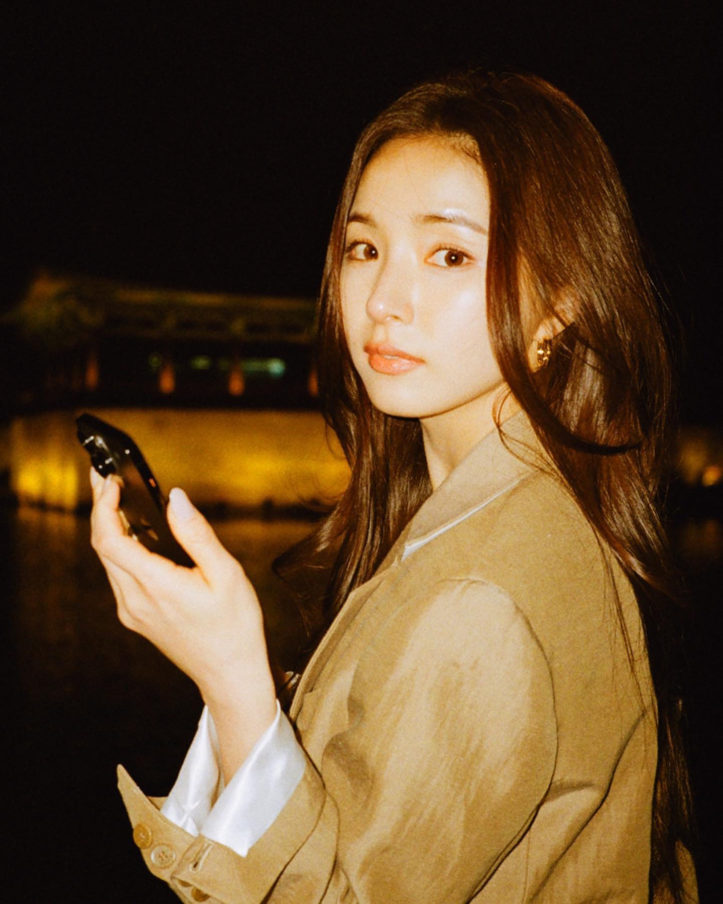 신세경의 경주 여행📸💘
자켓 & 셔츠로 분위기 있게 여행룩 완성🤎 #광고 이미지