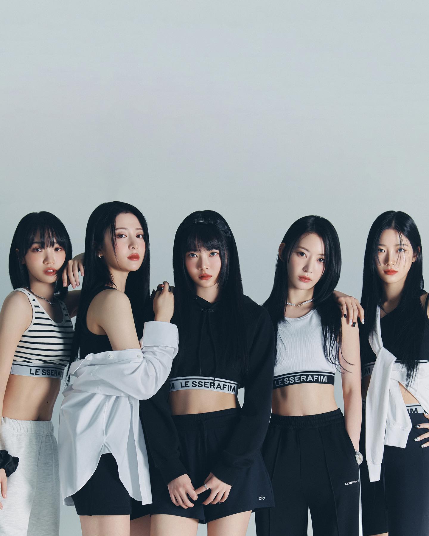 컴백 임박 르세라핌 독점컷📸🤍
르세라핌 머치 애슬레저룩 라인업도 성수에서 @만나야해🎧🔥

-
📦르세라핌 머치(LE SSERAFIM Merch.)란?
르세라핌의 음악적 메시지와 아티스트로서의 아이덴티티를 가득 담은 머천다이즈. 타인의 평가에 개의치 않고 르세라핌만의 길을 개척하겠다는 각오를 담은 정규 1집의 머천다이즈를 확인할 절호의 기회💗
-
🏃🏻‍♀️르세라핌 팝업스토어

• 장소 : 서울시 성동구 연무장 5길 20 쎈느(Scene)
- 1층 : 카페 / 전시공간
- 2층 : 머치 / 전시공간

• 운영 일정
- 4/26(수) - 5/7(일)
- 오전 10시 - 오후 10시 이미지
