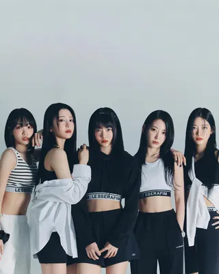 컴백 임박 르세라핌 독점컷📸🤍
르세라핌 머치 애슬레저룩 라인업도 성수에서 @만나야해🎧🔥
-
📦르세라핌 머치(LE SSERAFIM Merch.)란?
르세라핌의 음악적 메시지와 아티스트로서의 아이덴티티를 가득 담은 머천다이즈. 타인의 평가에 개의치 않고 르세라핌만의 길을 개척하겠다는 각오를 담은 정규 1집의 머천다이즈를 확인할 절호의 기회💗
-
🏃🏻♀️르세라핌 팝업스토어
• 장소 : 서울시 성동구 연무장 5길 20 쎈느(Scene)
- 1층 : 카페 / 전시공간
- 2층 : 머치 / 전시공간
• 운영 일정
- 4/26(수) - 5/7(일)
- 오전 10시 - 오후 10시 이미지
