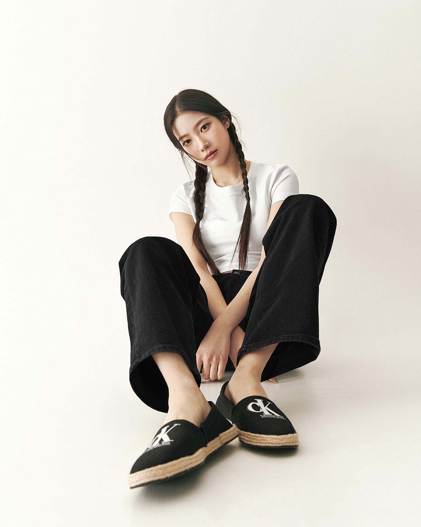 캘빈클라인 풋웨어와 카즈하👟🌸​
이번 주 벚꽃놀이 나들이룩 이렇게 준비🖤🤍@도전해 #광고 ​ 이미지5