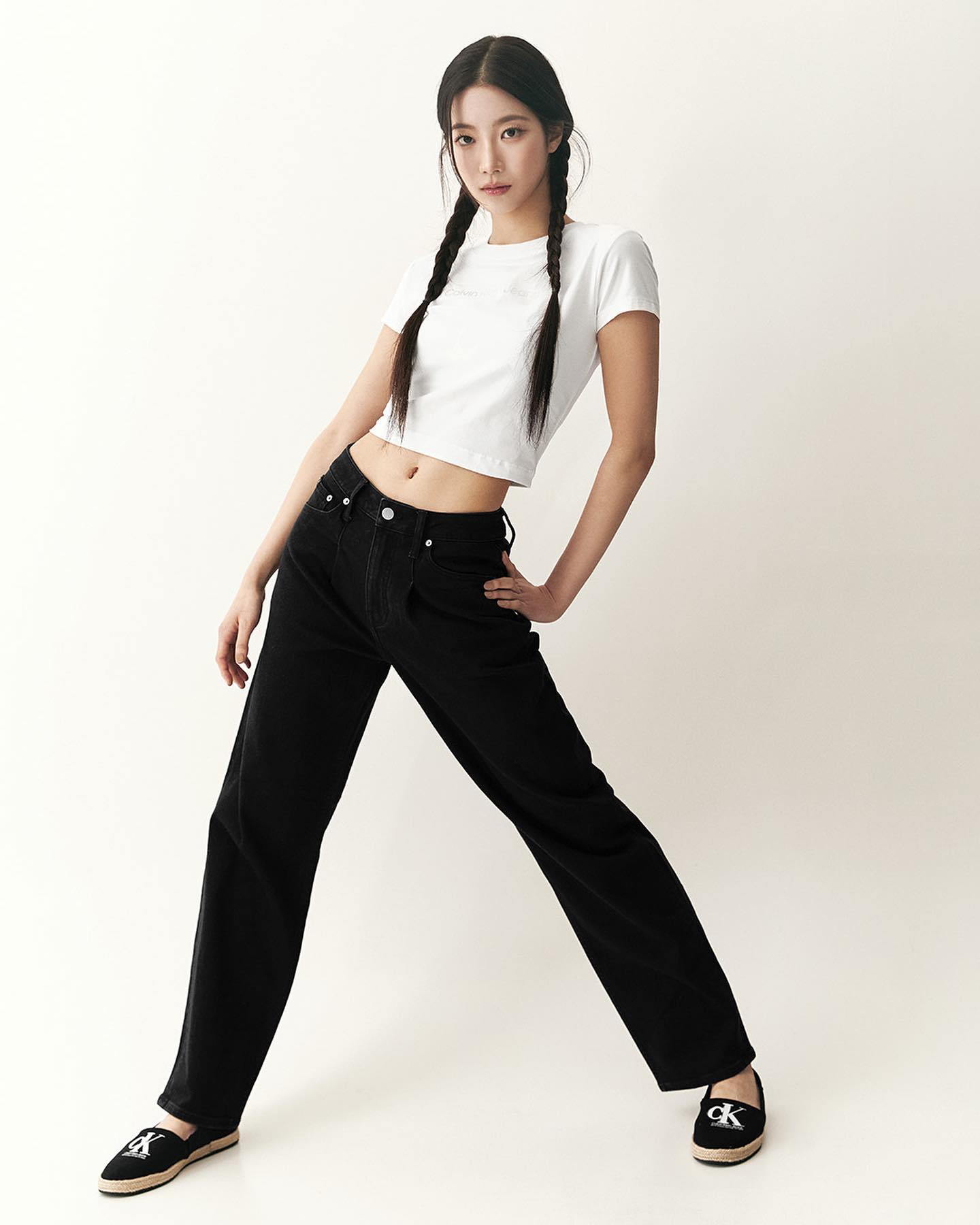캘빈클라인 풋웨어와 카즈하👟🌸​
이번 주 벚꽃놀이 나들이룩 이렇게 준비🖤🤍@도전해 #광고 ​ 이미지8