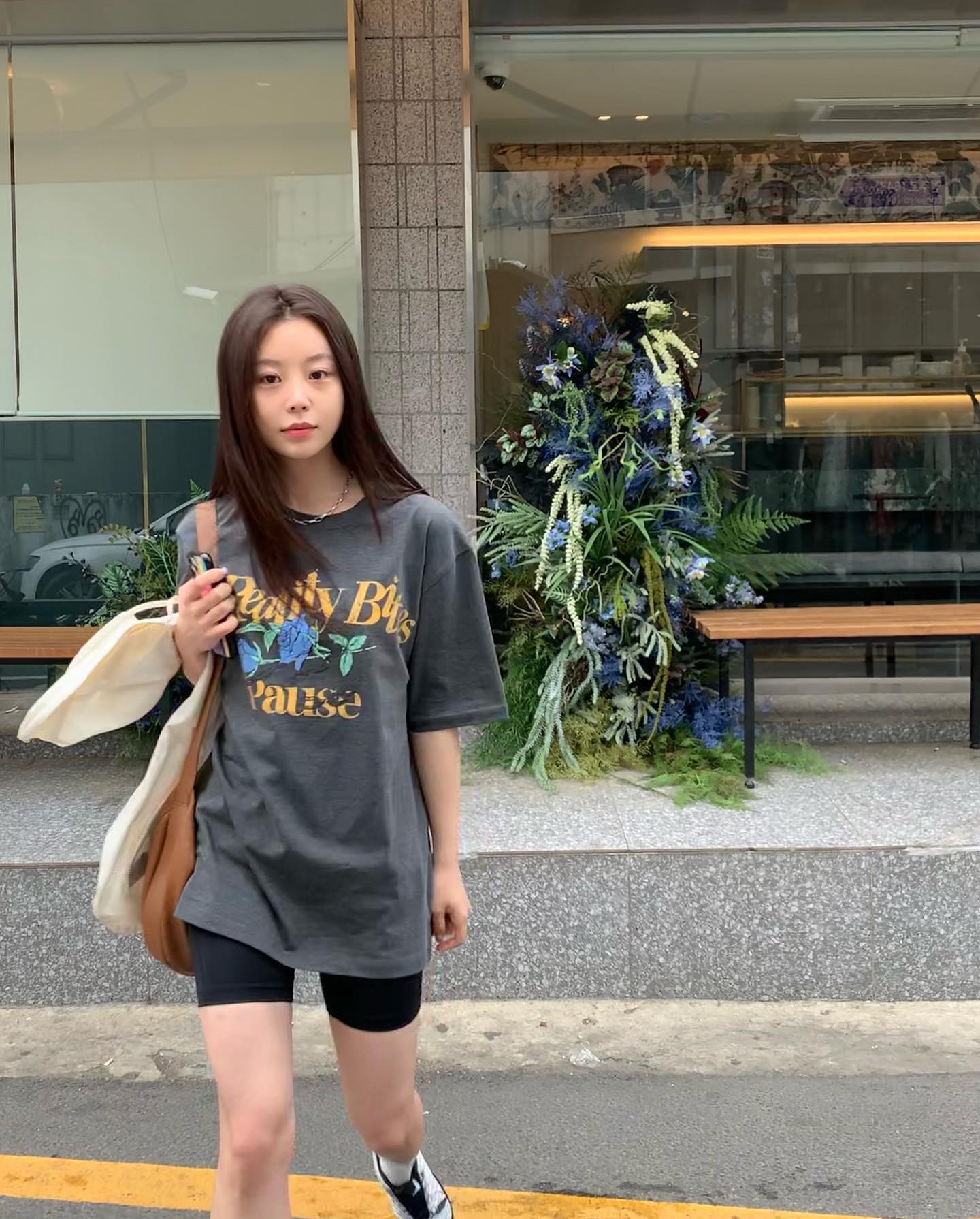 올여름 포인트☀️🌷그래픽 티셔츠 이미지
