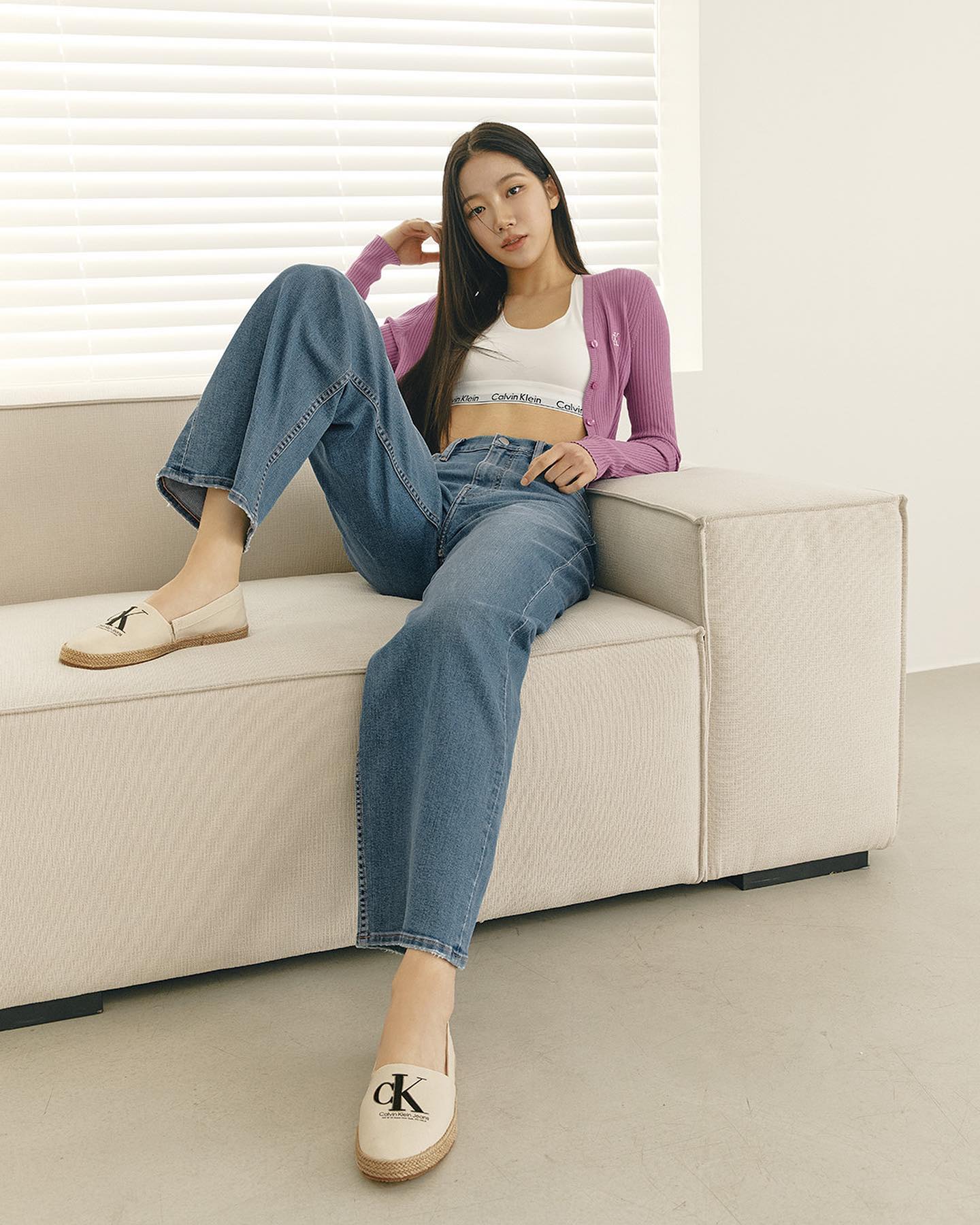 캘빈클라인 풋웨어와 카즈하👟🌸​
이번 주 벚꽃놀이 나들이룩 이렇게 준비🖤🤍@도전해 #광고 ​ 이미지1