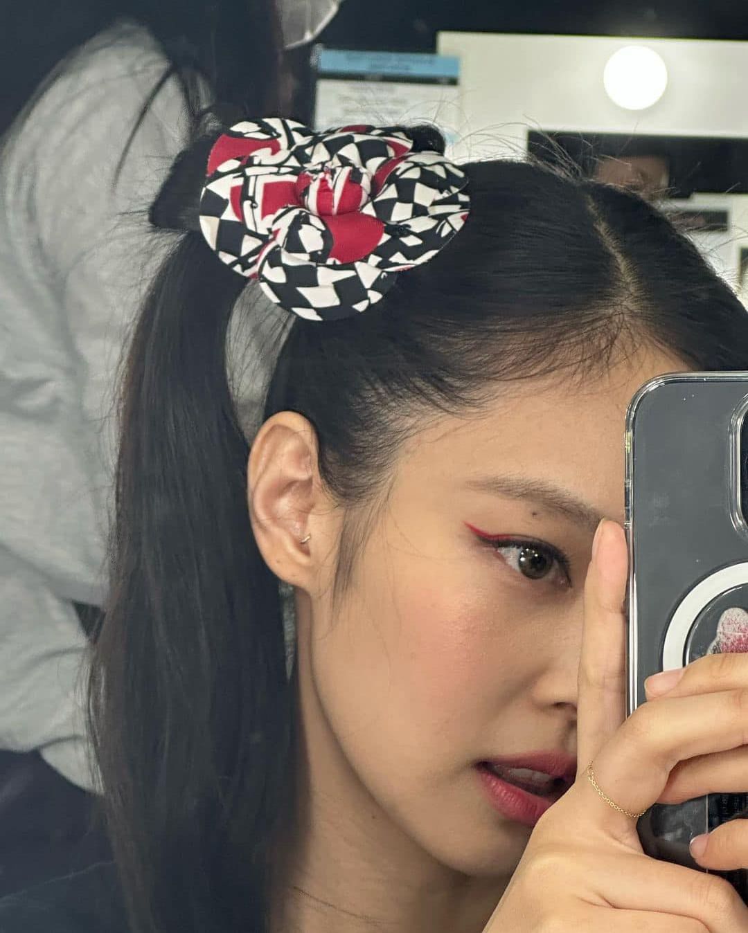 제니의 귀여운 헤어악세사리🌹​ 이미지