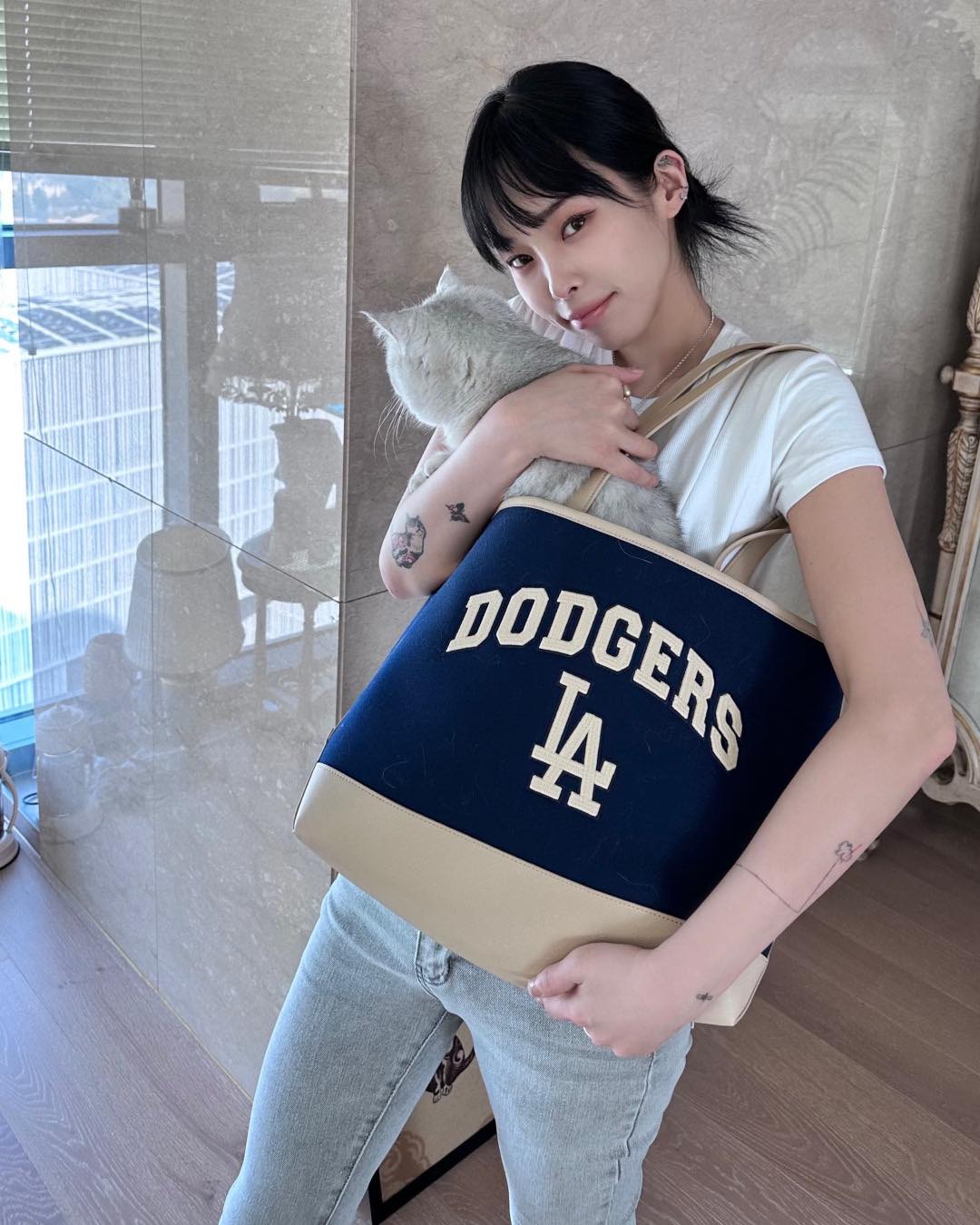 아기냥이 헤이즈의 필카감성🎞️🐈‍⬛
여름 보부상 MLB 토트백👜흰 티+청바지에 힙포인뚜🇺🇸 #광고 이미지2