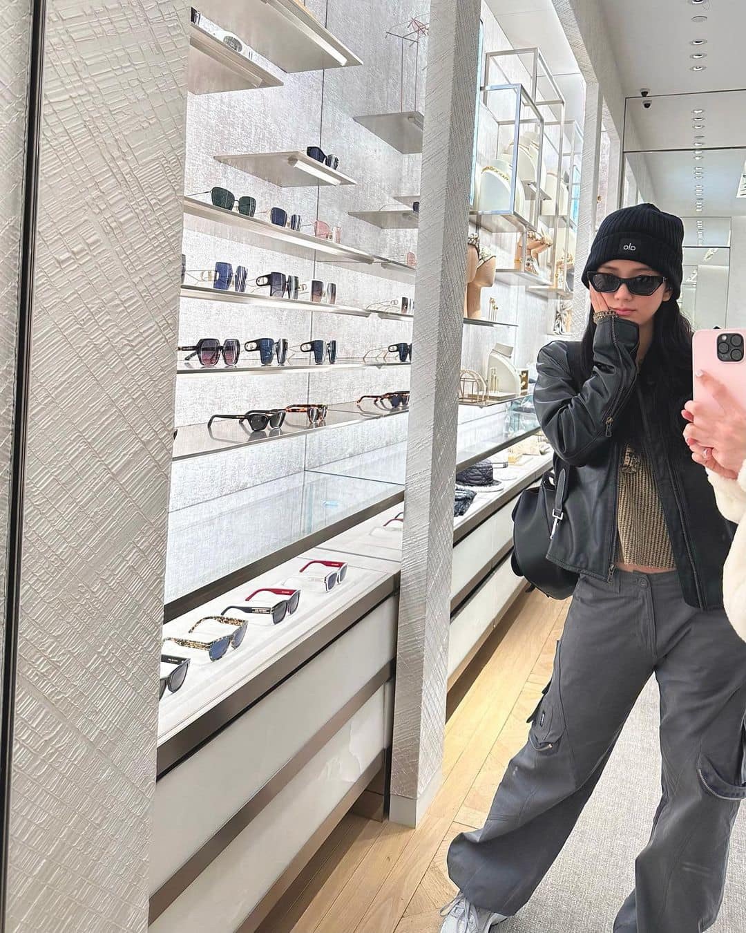 언니들 레더자켓 패션🖤 이미지