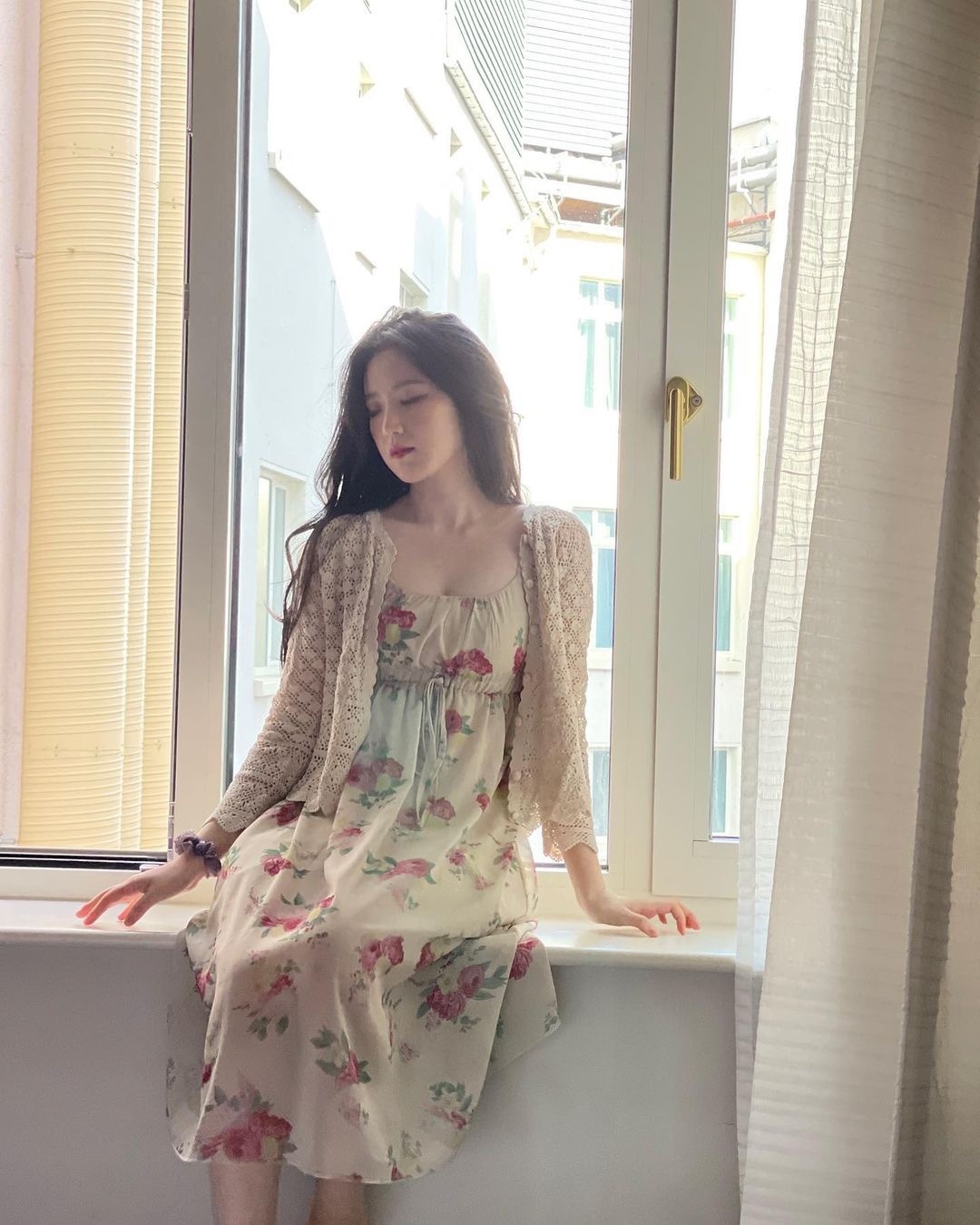 청순무드 슈화🤍 흑발+원피스👗 이미지