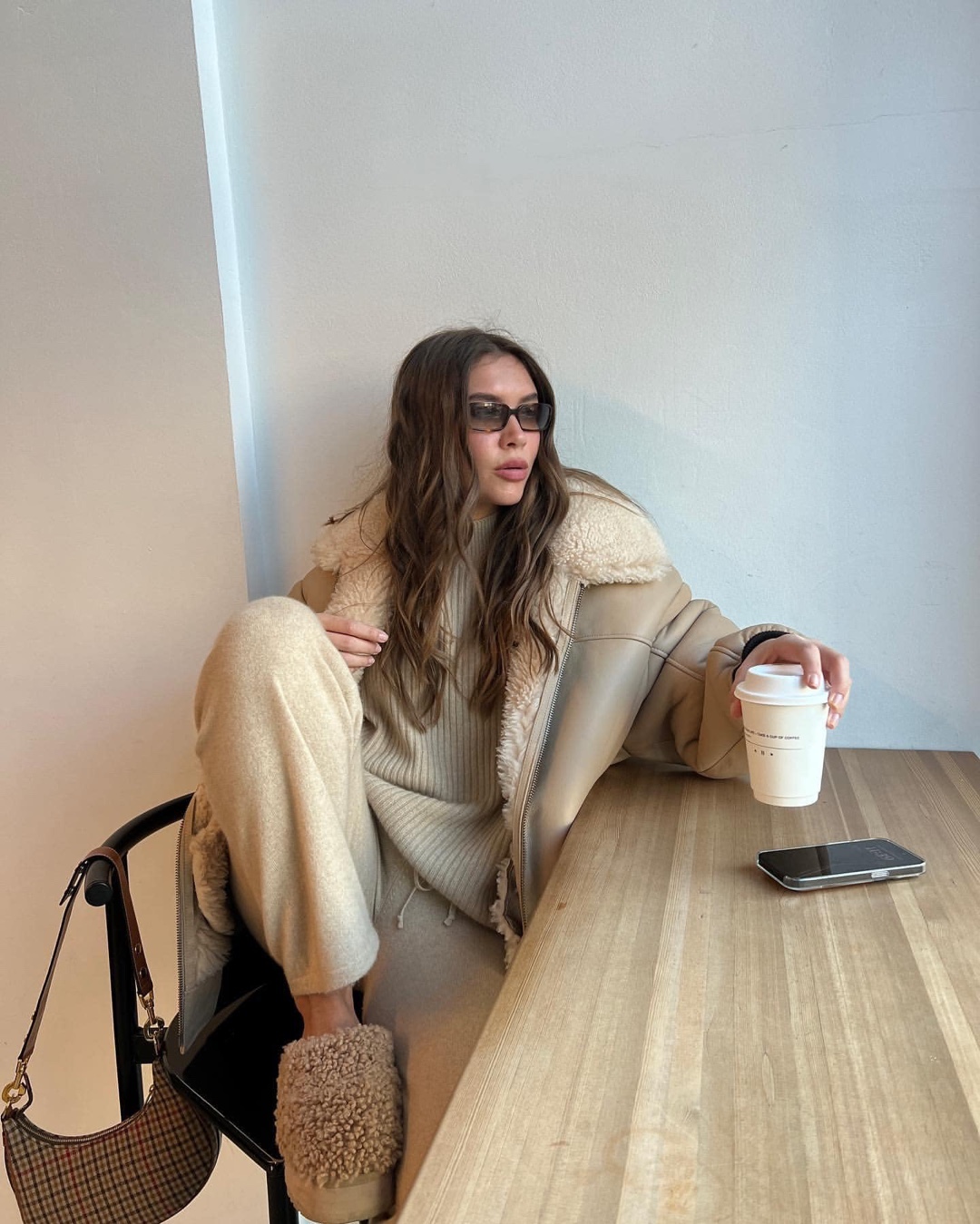 베이지 톤온톤으로 센스있게👢👜​ 이미지