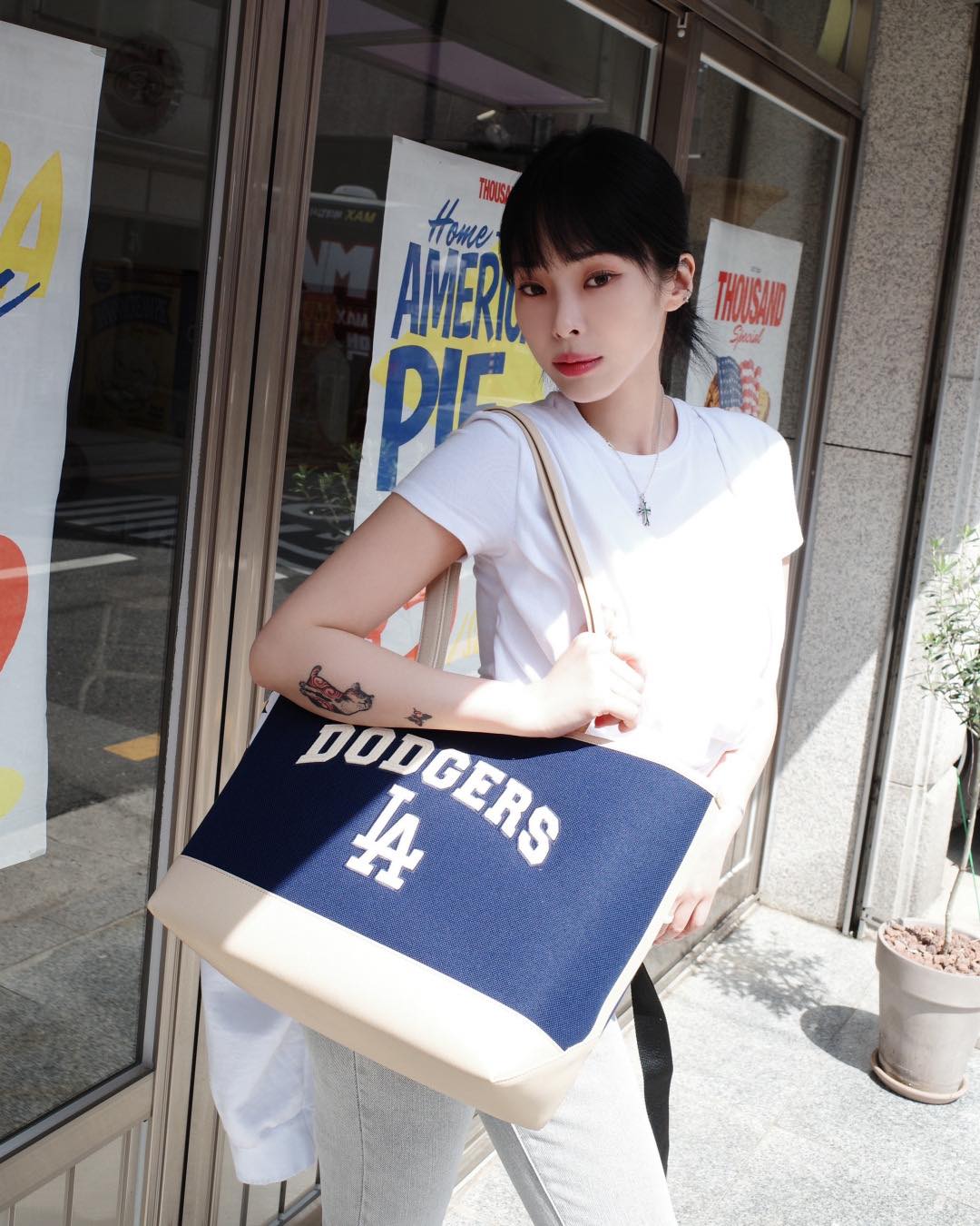 아기냥이 헤이즈의 필카감성🎞️🐈‍⬛
여름 보부상 MLB 토트백👜흰 티+청바지에 힙포인뚜🇺🇸 #광고 이미지
