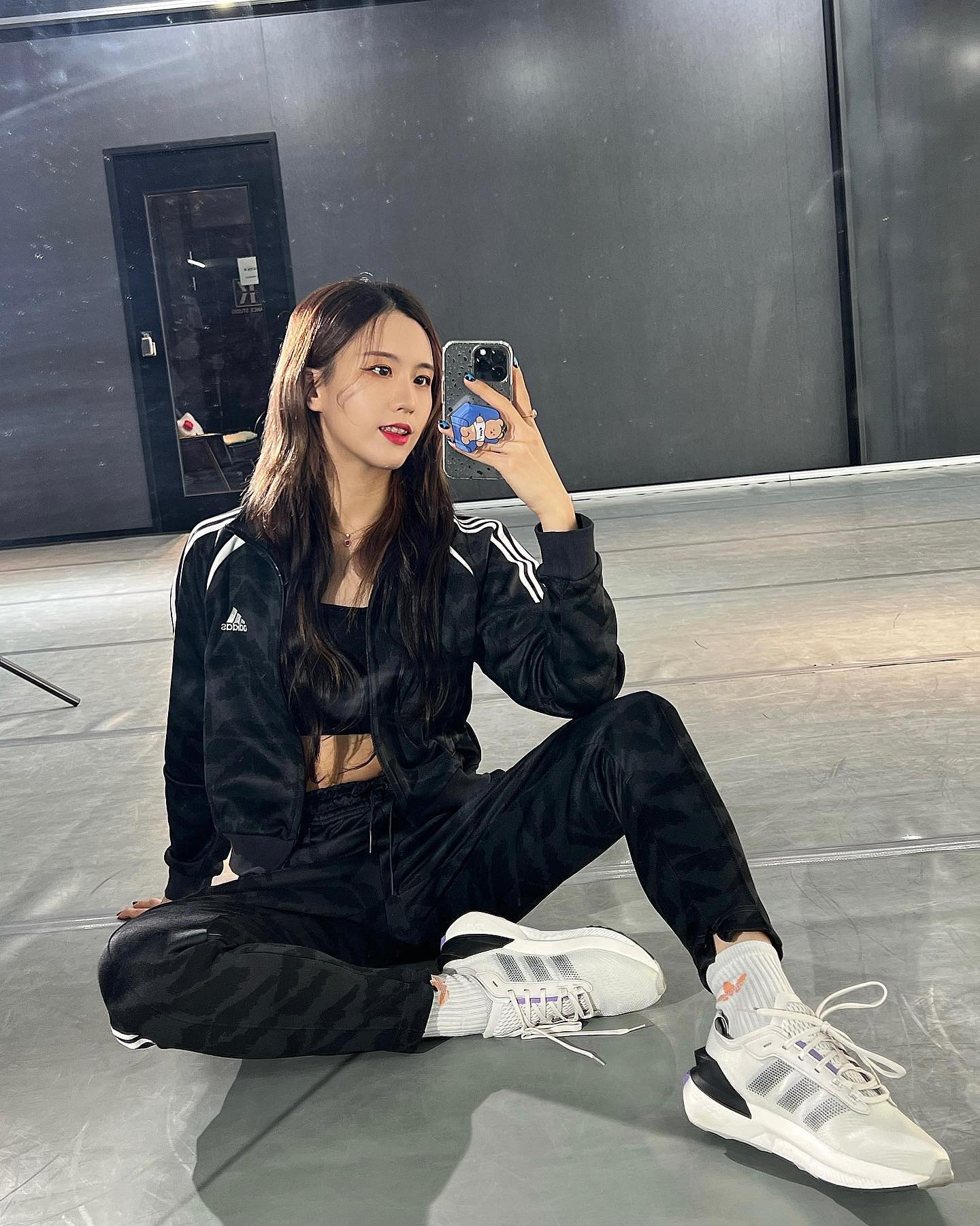 정호연 삼선 셋업🖤🤍@따라할래
아디다스 스포츠웨어 TIRO 트랙수트🏃🏻‍♀️🔥미리 준비해놔 #광고 이미지5