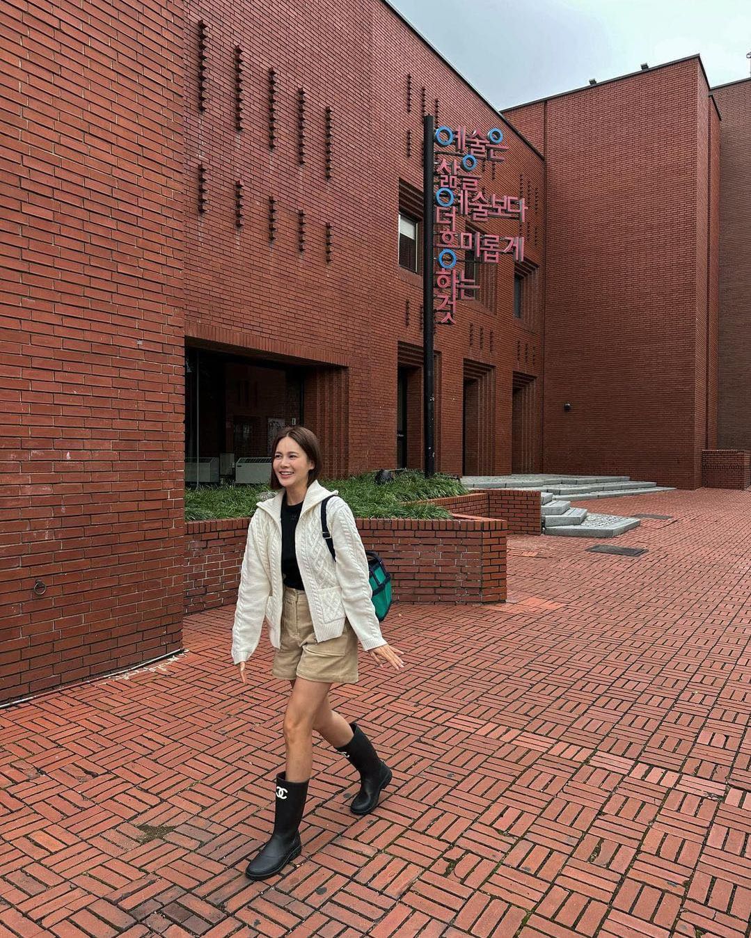 비오는날 레인부츠신고 폴짝🌧👢 이미지