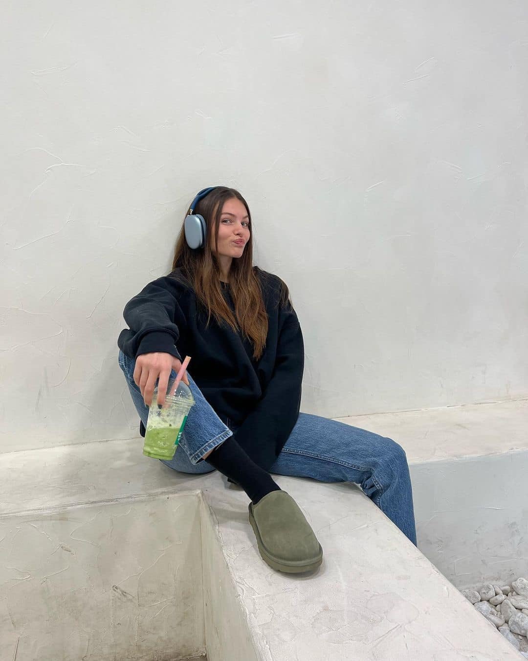 가벼운 옷차림에 헤드폰끼고 외출🎧​ 이미지