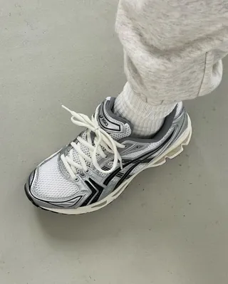 어떤 룩이든 찰떡👟아식스🫶🏻 이미지
