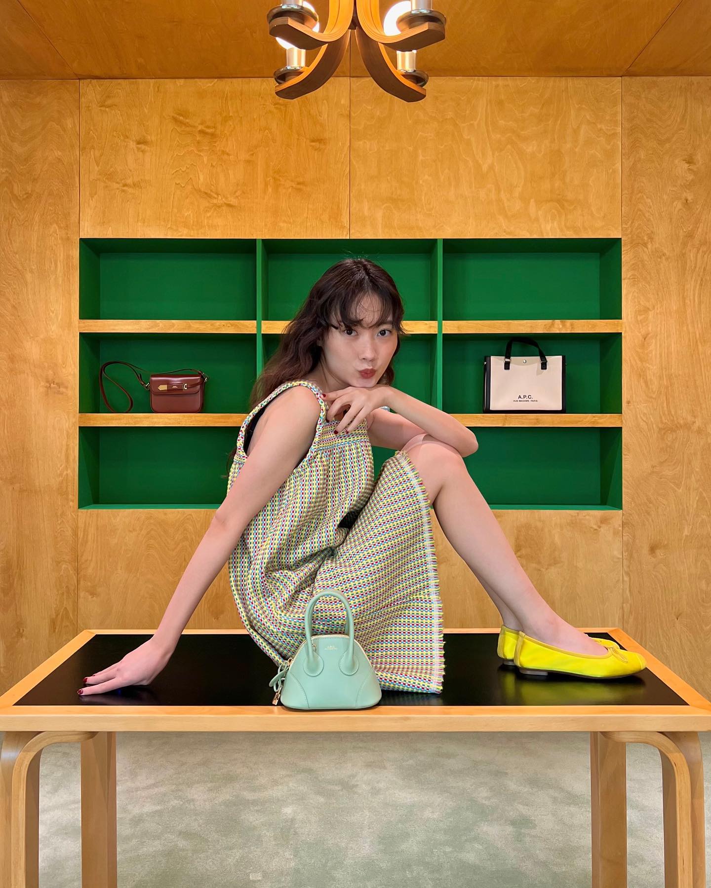 봄엔 앙증 맞은 @아페쎄백💚🌼
세련된 무드 + 예쁜 컬러감👜🤍A.P.C. 뉴시즌백 어때?! #광고 이미지
